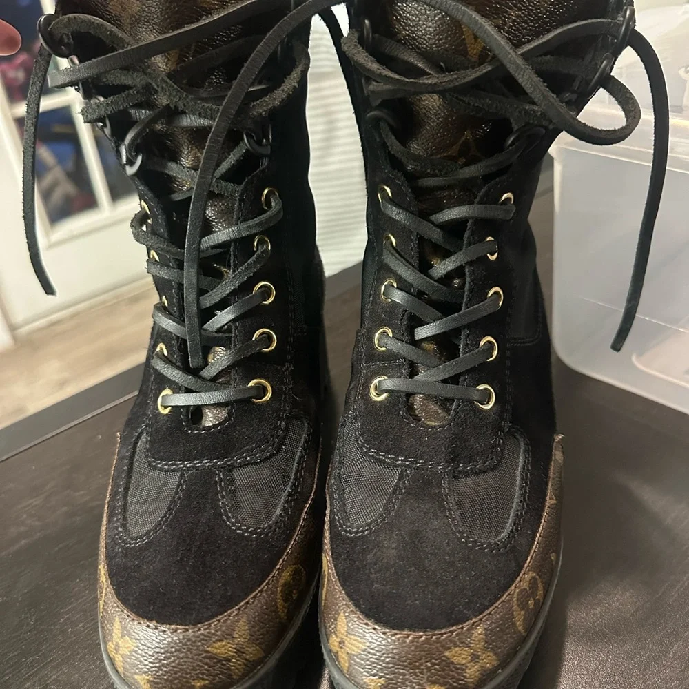 Louis Vuitton Black Suede and Monogram Lace-Up Platform Desert Laureate Boots - Picture 7 of 9